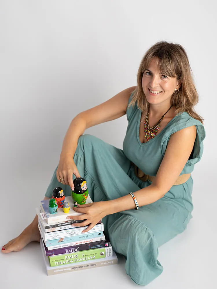 Penelope Piñera con libros y muñecas rusas